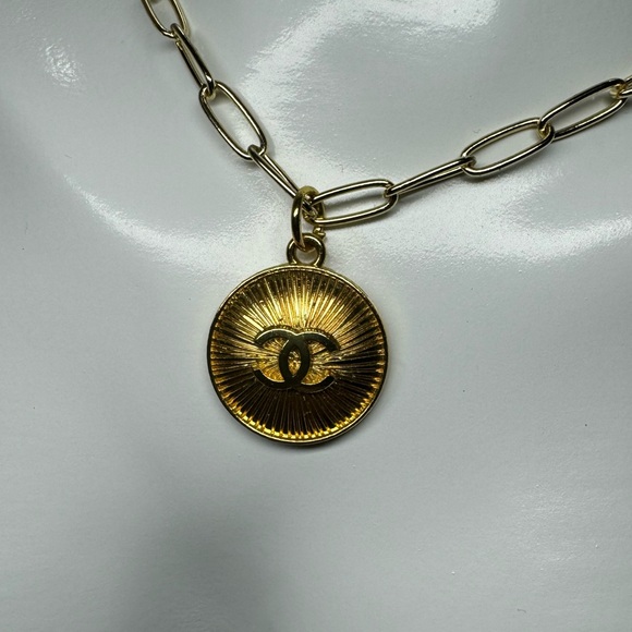 Authentic Zipper Pull on Unbranded Chain - Picture 2 of 3